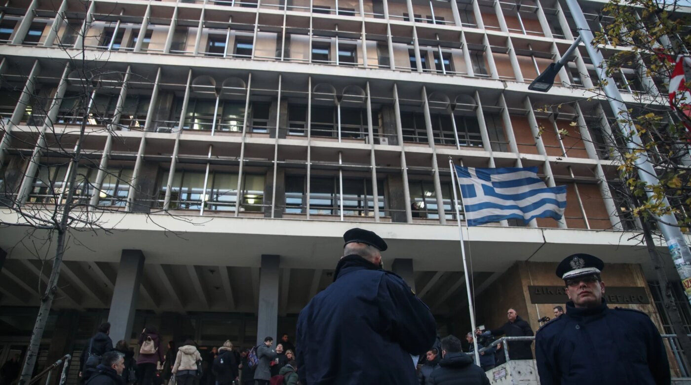 Εύοσμος: Ελεύθερος με περιοριστικό όρο ο οδηγός που έπεσε με Ι.Χ. σε ταβέρνα
