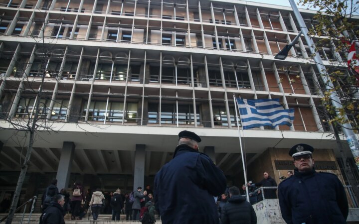 Εύοσμος: Ελεύθερος με περιοριστικό όρο ο οδηγός που έπεσε με Ι.Χ. σε ταβέρνα