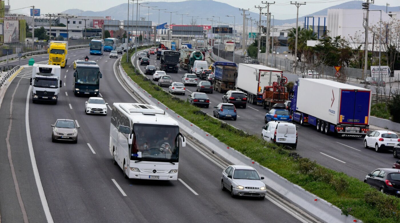 Φωτιά σε όχημα στην Πέτρου Ράλλη – Κλειστές λωρίδες και στα δύο ρεύματα