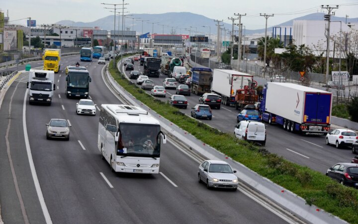 Φωτιά σε όχημα στην Πέτρου Ράλλη – Κλειστές λωρίδες και στα δύο ρεύματα