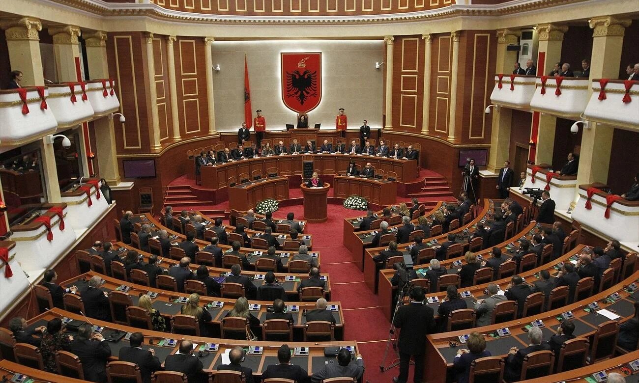 Αλβανία: Σκηνές χάους στο κοινοβούλιο