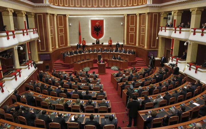 Αλβανία: Σκηνές χάους στο κοινοβούλιο