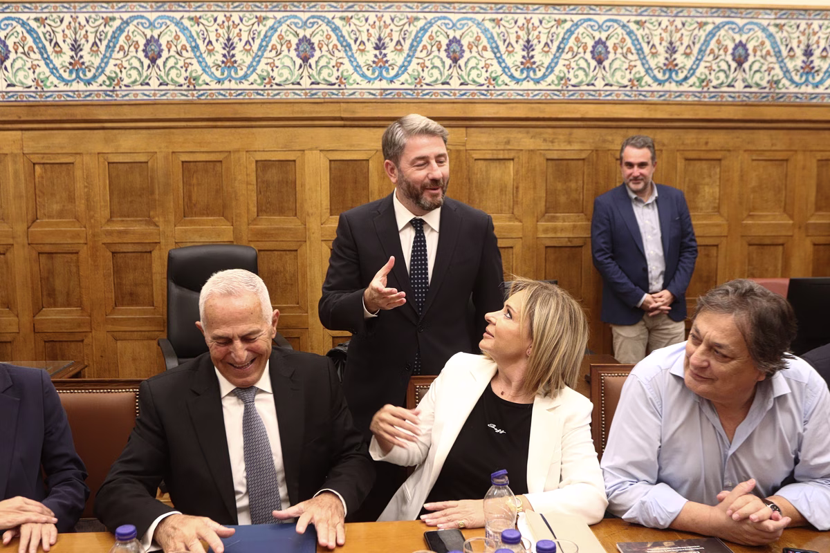 ΠΑΣΟΚ: Τα μηνύματα Ανδρουλάκη από την Κ.Ο., το «καρφί» Παπανδρέου και η παρέμβαση Δούκα