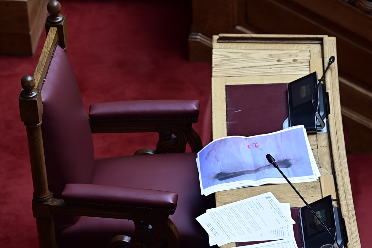 Νέα ένταση στη Βουλή για τις φωτογραφίες Βελόπουλου με «οστά θυμάτων» των Τεμπών - «Είναι από ζώα» λένε συγγενείς