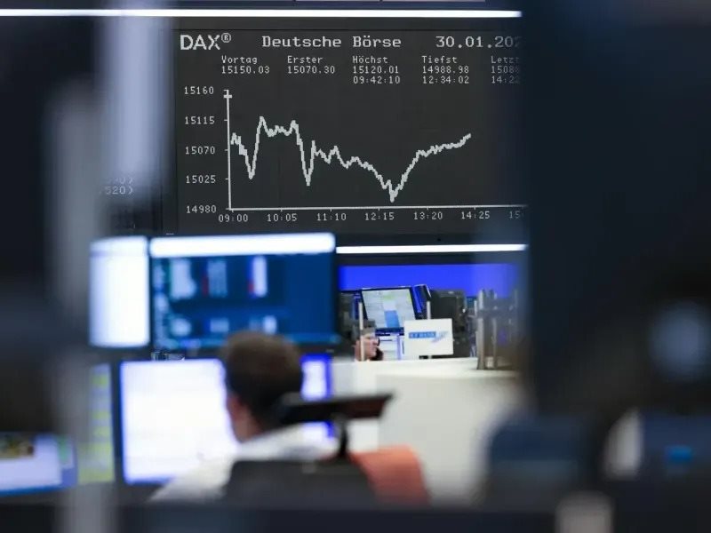 Σε άμυνα οι επενδυτές λόγω ανόδου αργού και πρακτικών Fed