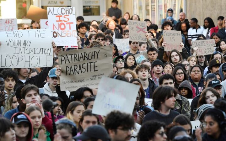 «Δικαιοσύνη για την Τζέιν Ντο» – Διαδήλωση πραγματοποίησαν φοιτητές του Κορνέλ σε ένδειξη αλληλεγγύης προς την γυναίκα που κατήγγειλε τον ομαδικό βιασμό της
