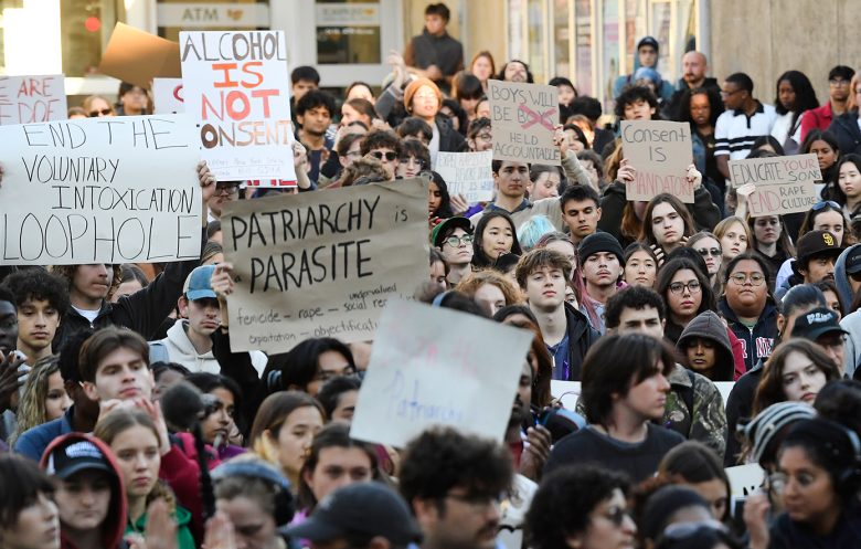 «Δικαιοσύνη για την Τζέιν Ντο» – Διαδήλωση πραγματοποίησαν φοιτητές του Κορνέλ σε ένδειξη αλληλεγγύης προς την γυναίκα που κατήγγειλε τον ομαδικό βιασμό της