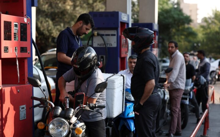 Ιράν: Παραιτήθηκε ο υπουργός Πετρελαίου εν μέσω ατέλειωτων ουρών στα βενζινάδικα