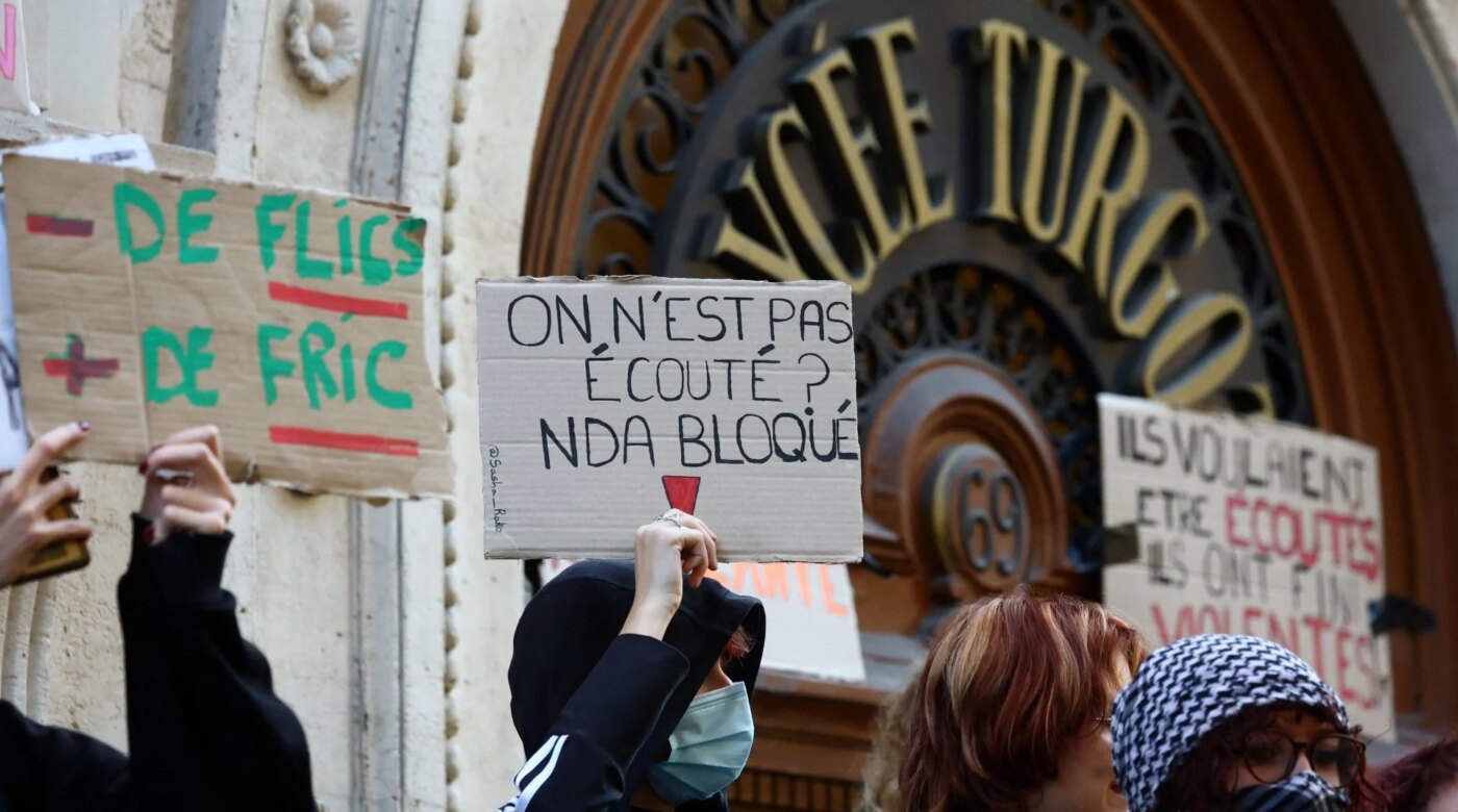 Γαλλία: Ανυποχώρητοι οι μαθητές - Εκατοντάδες σχολεία κλειστά, νέο συλλαλητήριο την Τρίτη
