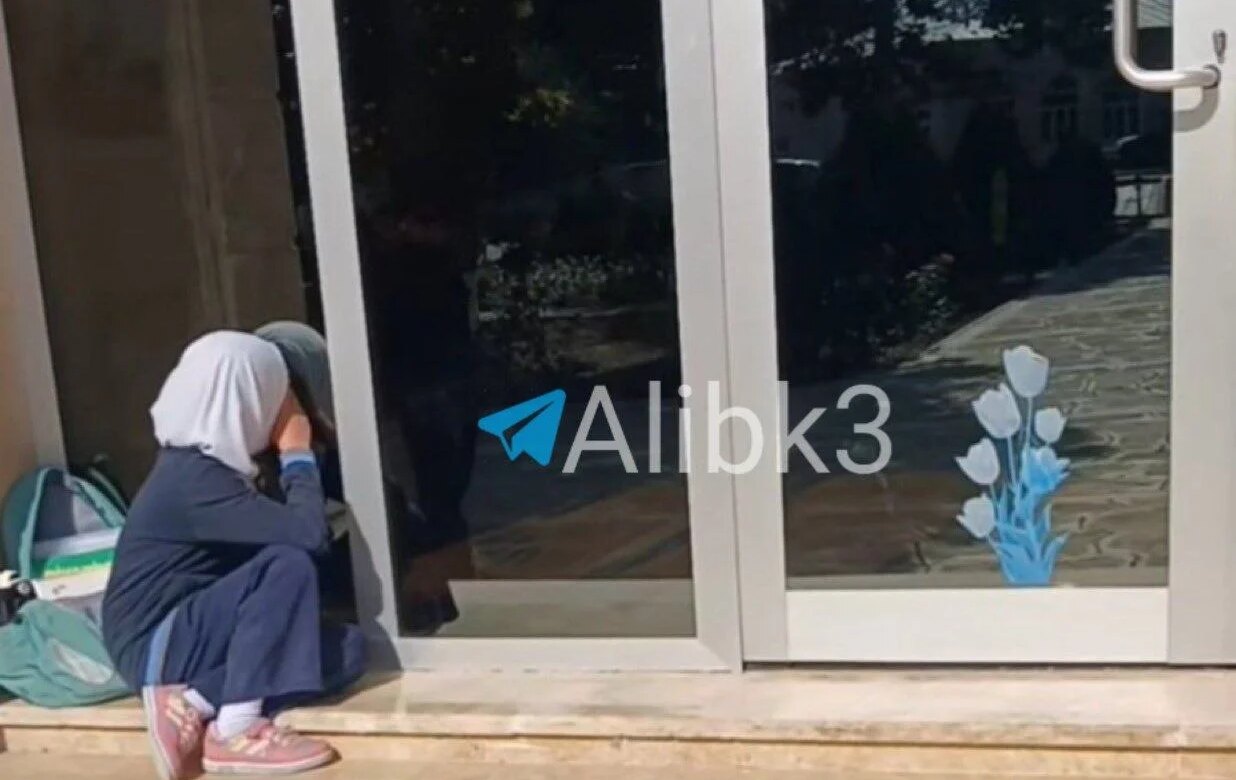 Αζερμπαϊτζάν: Απαγόρευσαν στις μαθήτριες που φορούσαν χιτζαμπ να μπουν στο σχολείο