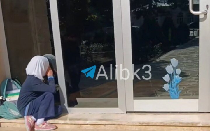 Αζερμπαϊτζάν: Απαγόρευσαν στις μαθήτριες που φορούσαν χιτζαμπ να μπουν στο σχολείο