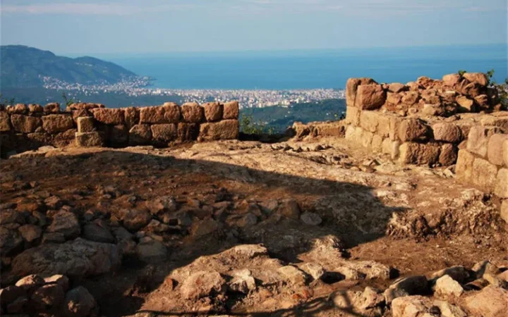 Κάστρα και σήραγγες αποκαλύπτουν έναν αρχαίο κόσμο