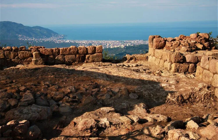 Κάστρα και σήραγγες αποκαλύπτουν έναν αρχαίο κόσμο