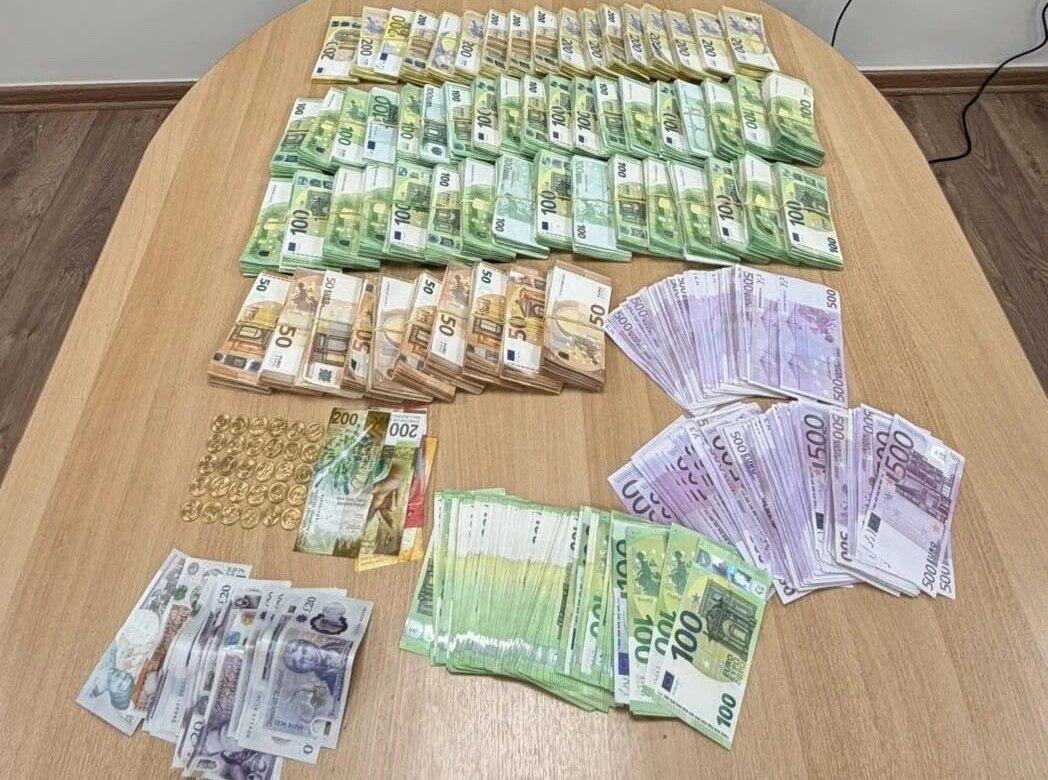 Κατασχέθηκαν 931.000 ευρώ, 14 κινητά και υπολογιστές