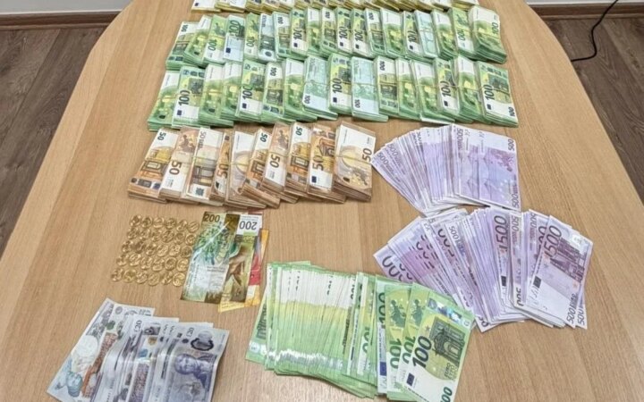 Κατασχέθηκαν 931.000 ευρώ, 14 κινητά και υπολογιστές