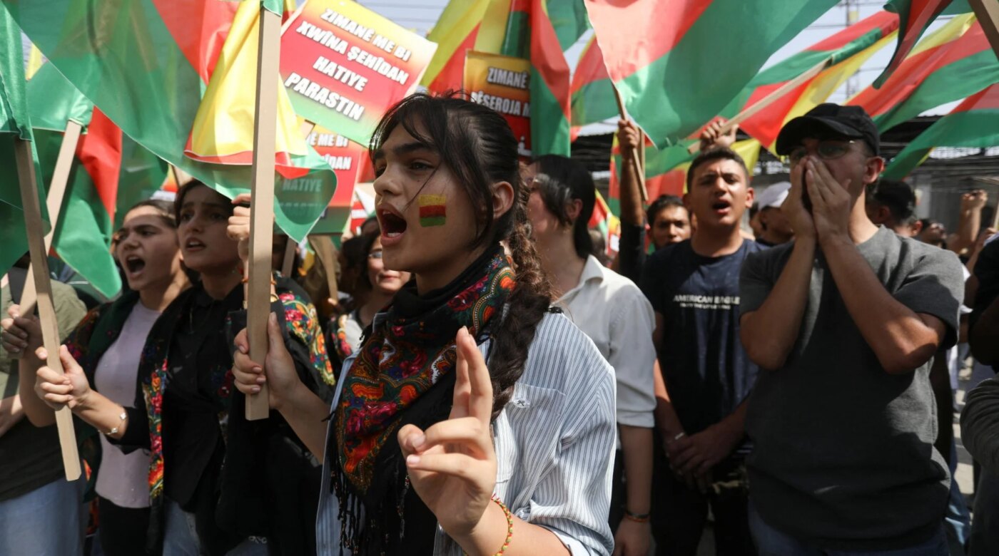 Για 40 ημέρες θα καθαρίζουν με ξύδι και σαπούνι πλατεία στην οποία πραγματοποιήθηκε Κουρδική συγκέντρωση