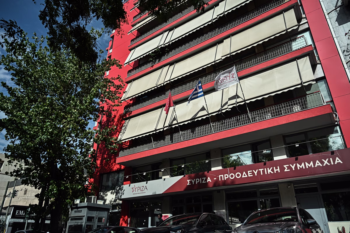 Ο ΣΥΡΙΖΑ ζητά την παραίτηση του «εθελοντή» διευθυντή του γραφείου Μητσοτάκη στη Βουλή ή άμεση δημοσίευση του διορισμού του