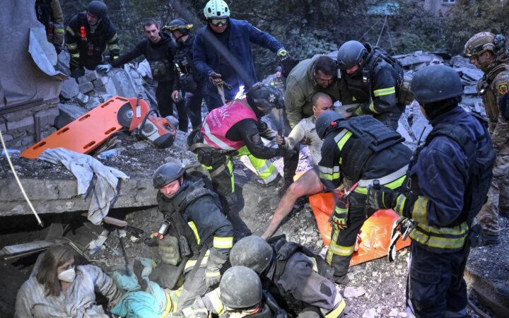 Ουκρανία: Ρωσική επίθεση με κατευθυνόμενες βόμβες στη Ζαπορίζια – Τουλάχιστον 7 νεκροί, ανάμεσά τους 3 παιδιά