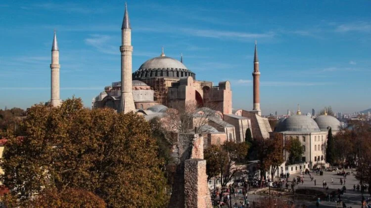 Αφαίρεσαν 3.000 τόνους λάσπης – Βρήκαν κτίσματα αρχαιότερα από το μνημείο
