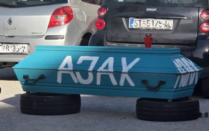 Προκλητικές εικόνες στο Σπλιτ: Οπαδοί της Χάιντουκ με φέρετρο και ναζιστικά συνθήματα κατά του Άγιαξ