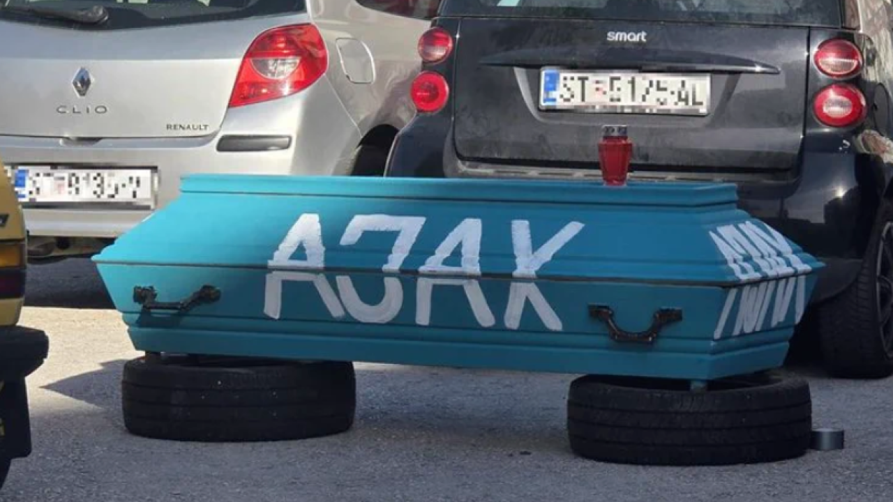 Προκλητικές εικόνες στο Σπλιτ: Οπαδοί της Χάιντουκ με φέρετρο και ναζιστικά συνθήματα κατά του Άγιαξ