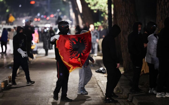 Δέκατη ημέρα διαδηλώσεων στην Αλβανία – Κάλεσμα για μπλόκο στην είσοδο των βουλευτών στη Βουλή