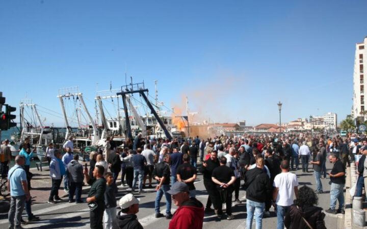 Θεσσαλονίκη: Συμβολικός αποκλεισμός της Λεωφόρου Νίκης από τους αλιείς
