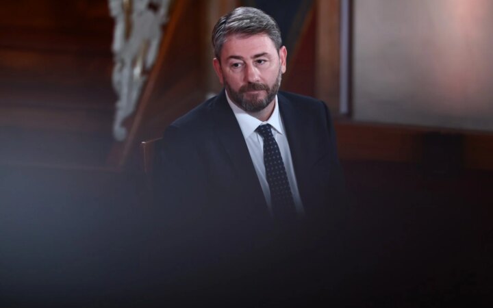 Η φαεινή ιδέα του Πρωθυπουργού ήταν να μετατρέψει το στεγαστικό αδιέξοδο σε μπίζνα για τους εργολάβους
