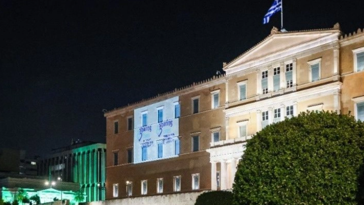 Βουλή: Φωταγωγήθηκε για την Παγκόσμια Ημέρα Δωρεάς Οργάνων και Ιστών