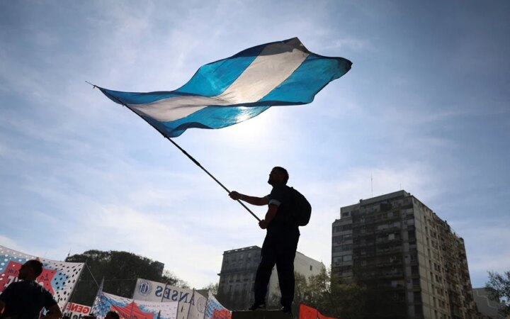 Συγκρούσεις διαδηλωτών με την αστυνομία στο Μπουένος Άιρες για τις περικοπές στην Παιδεία