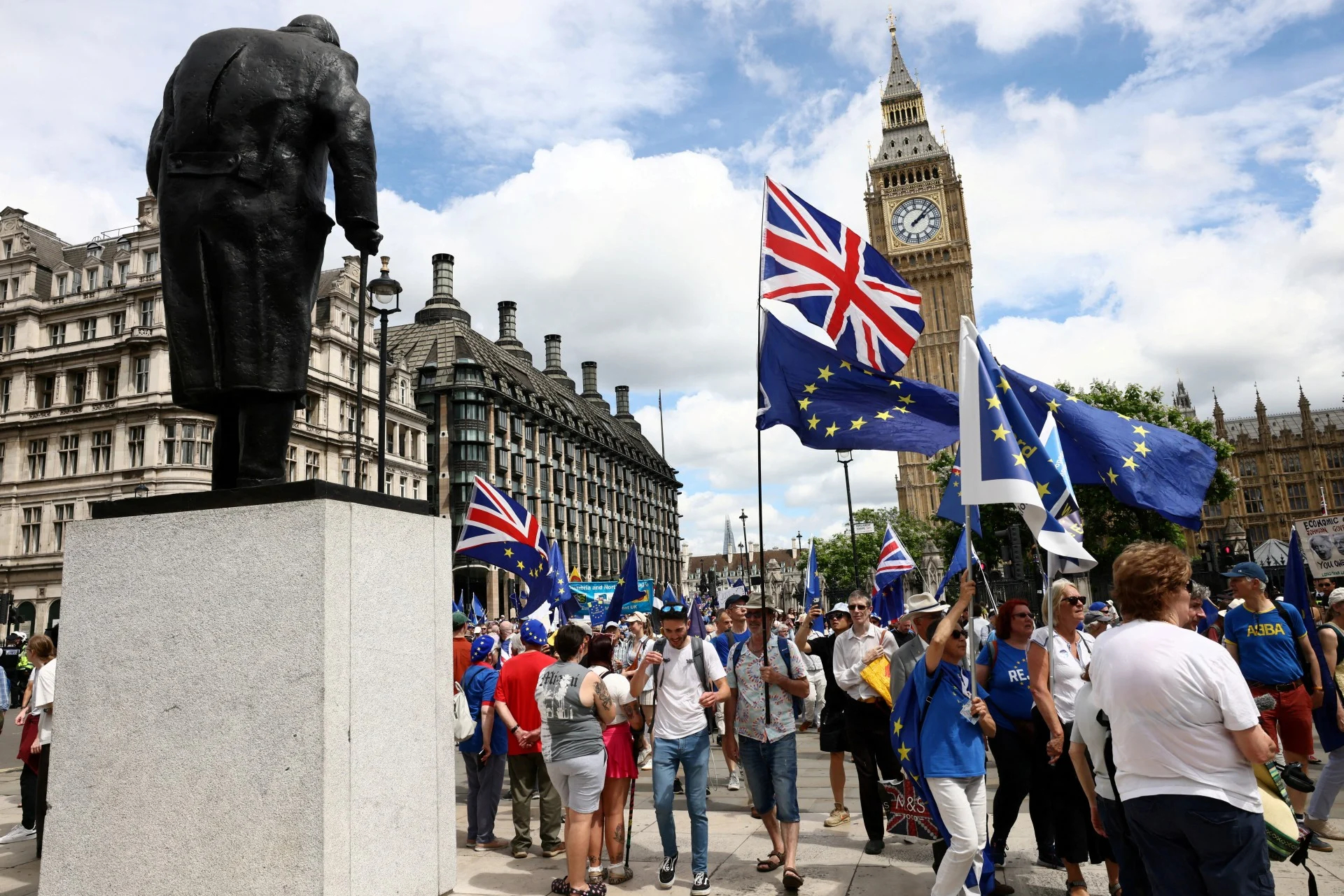 Βρετανία: Δανείζεται με το «απαγορευτικό» 6% και νοσταλγεί την ΕΕ