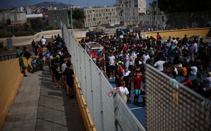 Επιβεβαίωσε ότι πολεμικά πλοία του Μαρόκου μπήκαν στα ισπανικά χωρικά ύδατα κατά τη μαζική άφιξη μεταναστών στη Θέουτα