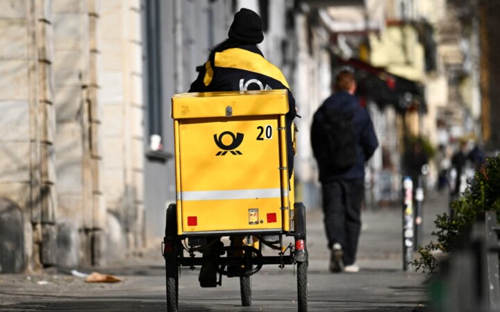 Η Deutsche Post σχεδιάζει αυξήσεις στα τέλη αποστολής επιστολών από αρχές Ιανουαρίου