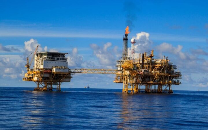 Στα 105 δολάρια το βαρέλι brent, υπό πίεση η παγκόσμια προσφορά