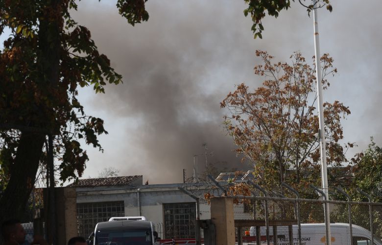 Υπό έλεγχο η φωτιά σε δύο βιοτεχνίες στο Αιγάλεω – News.gr