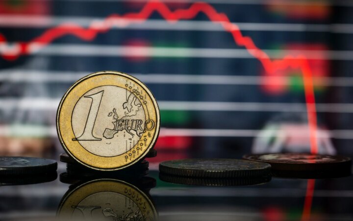 Βυθίζεται σε χαμηλά 17 μηνών με το βλέμμα σε Γαλλία, Ισπανία