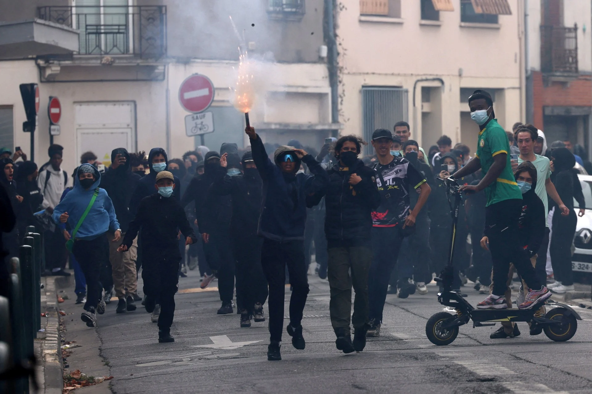 Σκηνές χάους στη Γαλλία στις μαθητικές διαδηλώσεις: Επιθέσεις και με «φλογοβόλα»