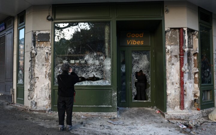 Η κρίση που «γκρεμίζει» τον Μακρόν, τρομάζει την Ευρώπη και γίνεται «όπλο» στα χέρια των Τραμπ- Βανς