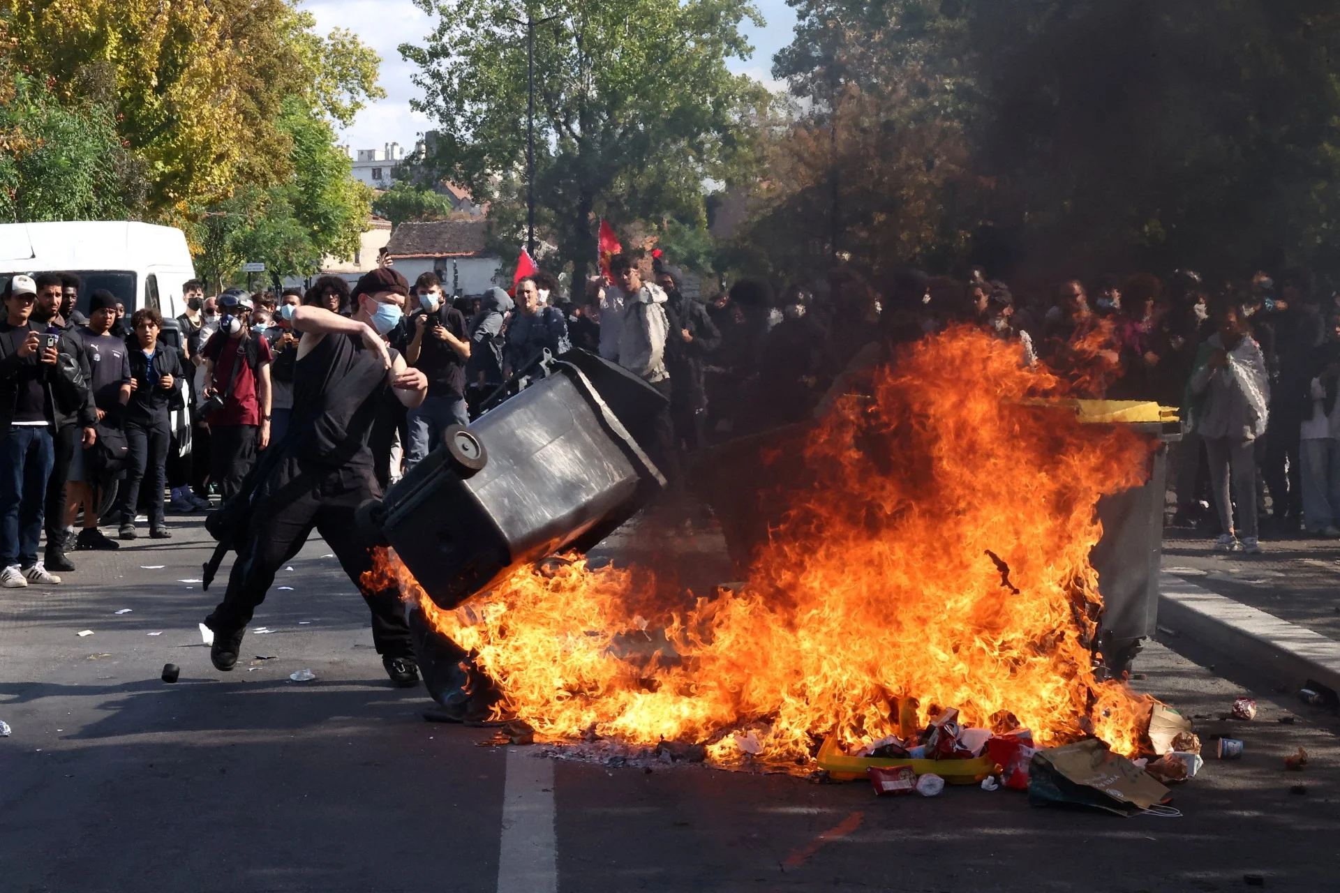 Εκτός ελέγχου οι μαθητικές κινητοποιήσεις – Περιέλουσαν διευθυντή με βενζίνη, εμπρησμοί σε σχολεία