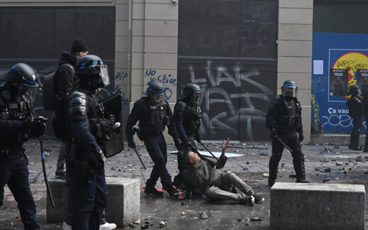 Χάος στη Γαλλία: Μαζικές διαδηλώσεις κατά της ακρίβειας, λεηλασίες, ζημιές σε δημαρχεία και ακρωτηριασμός διαδηλωτή