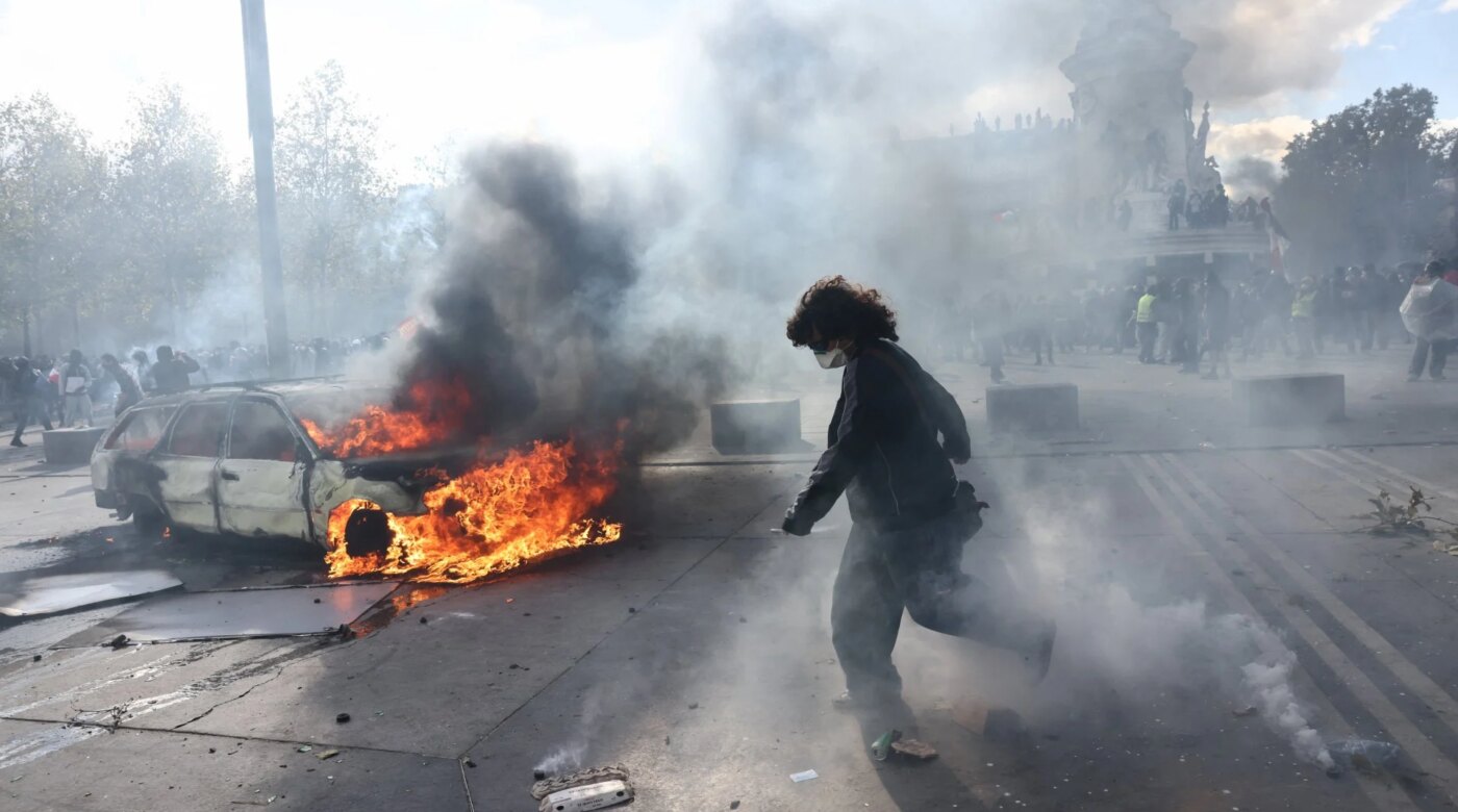 Κτίρια στις φλόγες, συγκρούσεις και εκατοντάδες συλλήψεις