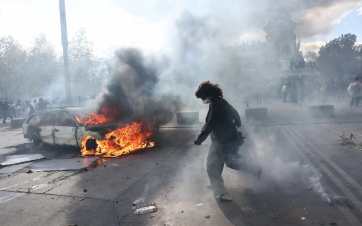 Κτίρια στις φλόγες, συγκρούσεις και εκατοντάδες συλλήψεις
