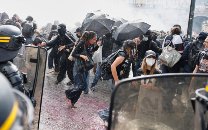 Γαλλία: Κίτρινα Γιλέκα και μαθητές ενώνουν την οργή τους στους δρόμους