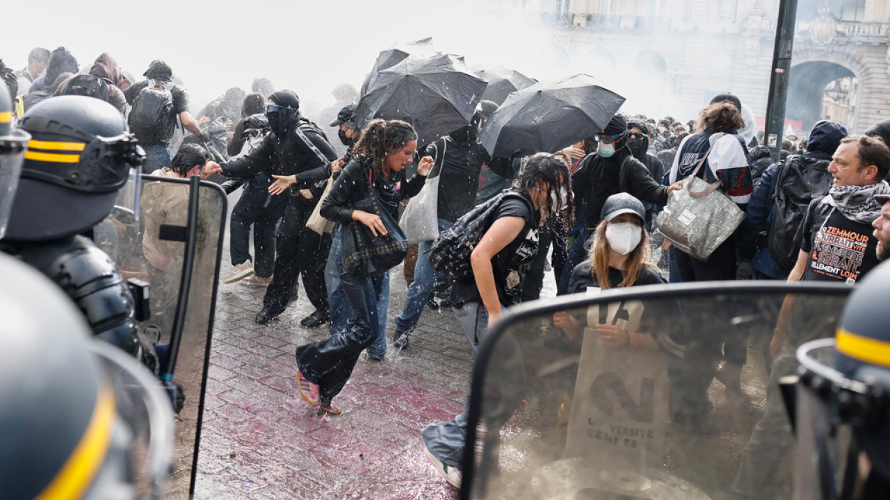 Γαλλία: Κίτρινα Γιλέκα και μαθητές ενώνουν την οργή τους στους δρόμους