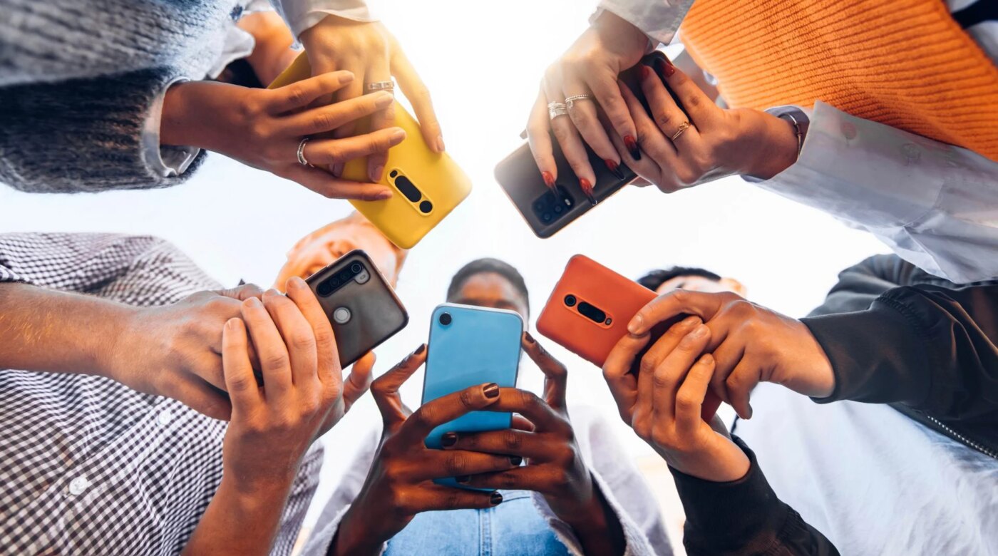 Κατακτά το TikTok, τρέμει το βενζινάδικο και τις συνεντεύξεις δουλειάς – Η ζωή χωρίς «undo» και φίλτρο