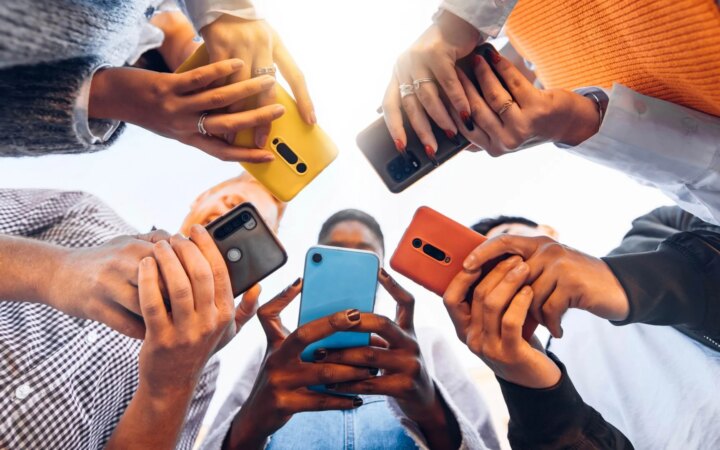 Κατακτά το TikTok, τρέμει το βενζινάδικο και τις συνεντεύξεις δουλειάς – Η ζωή χωρίς «undo» και φίλτρο