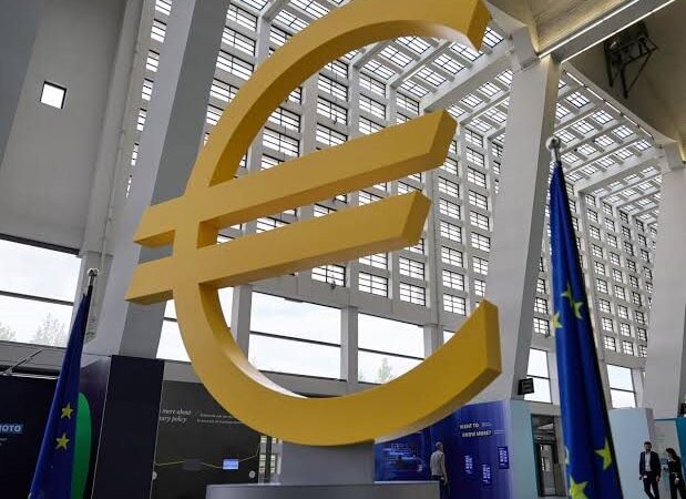 Πιέσεις στο ευρώ φέρνει η δημοσιονομική και πολιτική αβεβαιότητα
