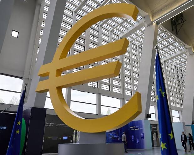 Πιέσεις στο ευρώ φέρνει η δημοσιονομική και πολιτική αβεβαιότητα