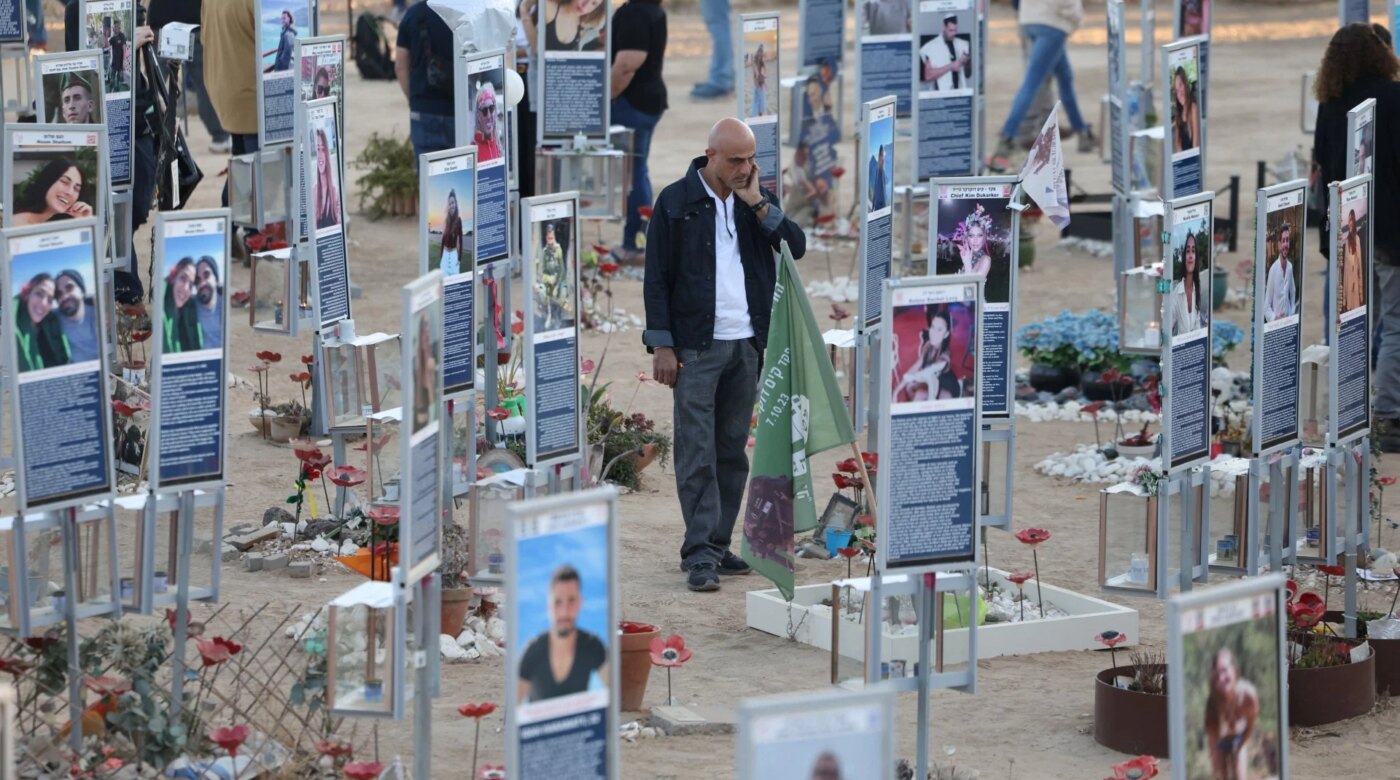 Τρία χρόνια από τη σφαγή της 7ης Οκτωβρίου στο Ισραήλ – Τελετές μνήμης και ενός λεπτού σιγή σε τοποθεσίες όπου επιτέθηκε η Χαμάς
