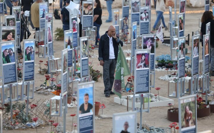 Τρία χρόνια από τη σφαγή της 7ης Οκτωβρίου στο Ισραήλ – Τελετές μνήμης και ενός λεπτού σιγή σε τοποθεσίες όπου επιτέθηκε η Χαμάς